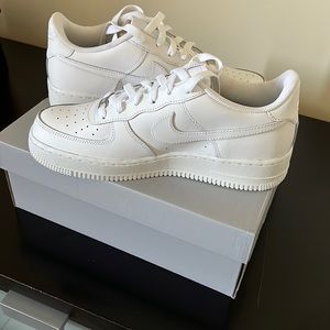 Brand new Air Force 1! It’s a 7y which coverts in 8 1/2 in woman